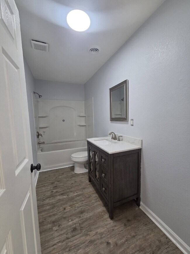 Building Photo - Cozy 1 Bedroom Retreat with Stylish LVP Flooring
