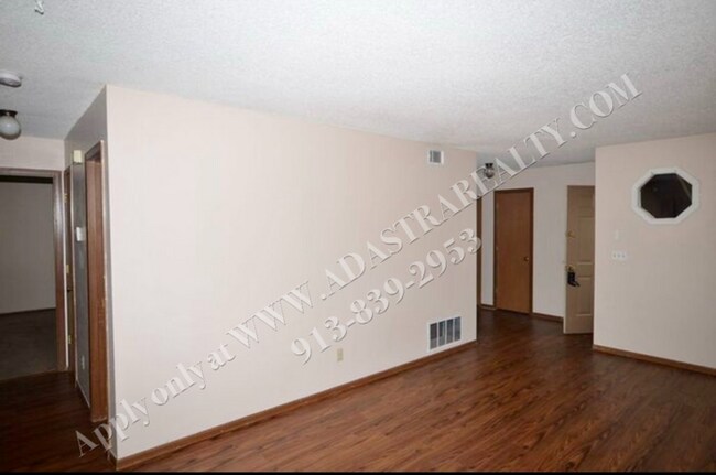 Building Photo - Beautiful 2 Bed 1 Bath Unit in Raymore-Available NOW!!