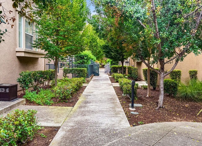 Building Photo - Modern, Private 2 Bed/2 Bath Townhouse wit...