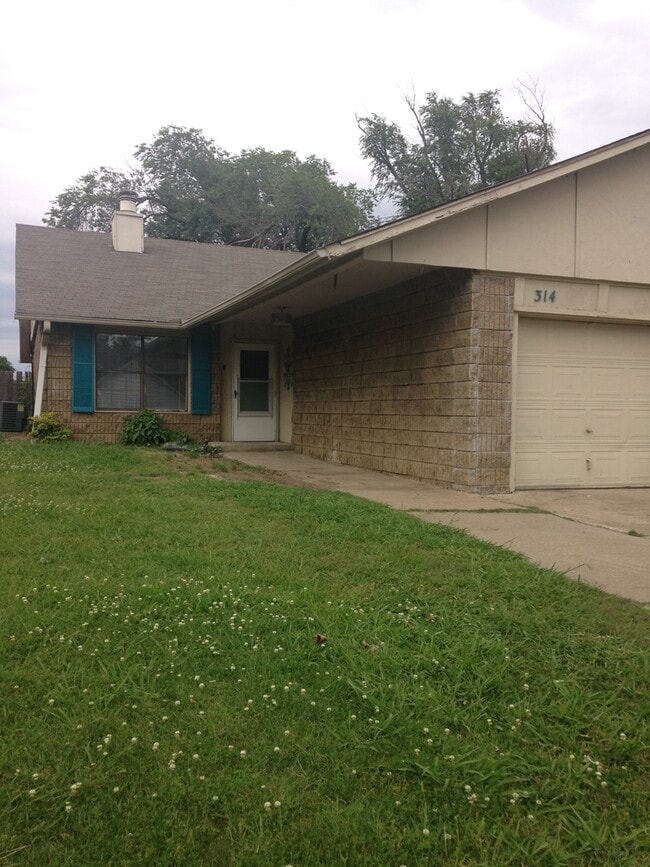 Primary Photo - 3 bedroom 2 bath Duplex