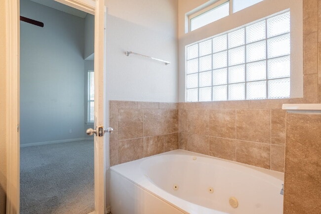 Building Photo - "Charming 4-Bed Oasis with 3 Full Baths on Twin Leaf Drive in El Paso, TX!"