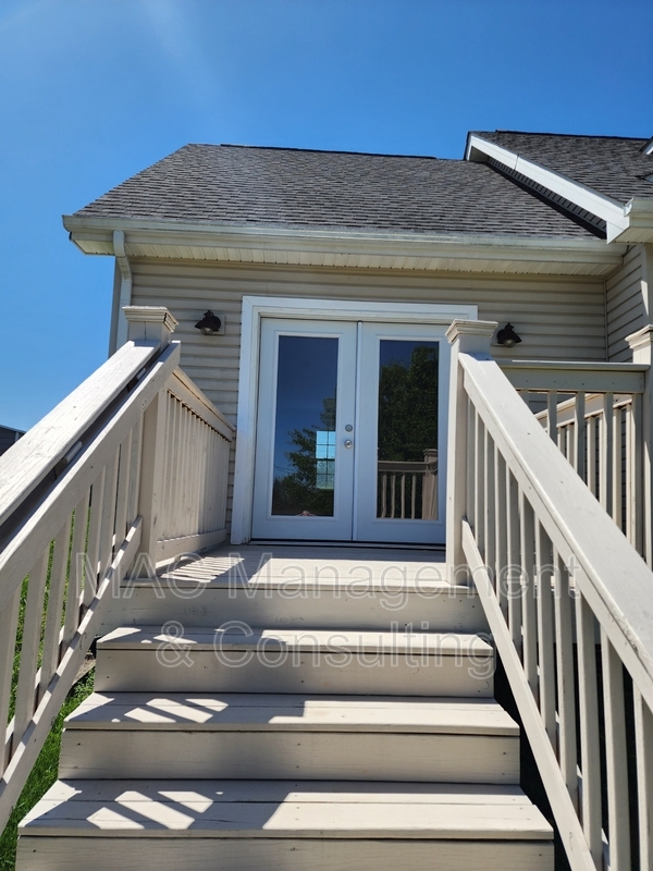 Building Photo - 1748 Bouton Dr