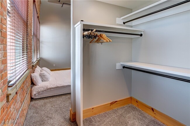 Building Photo - 425 W Lakeside Ave