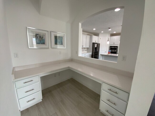 Building Photo - 5 Bedroom Luxury Home Available Near Louis...