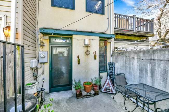 Building Photo - 307 S Chapel St