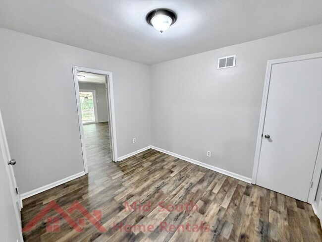 Building Photo - 3040 S Edgeware Rd