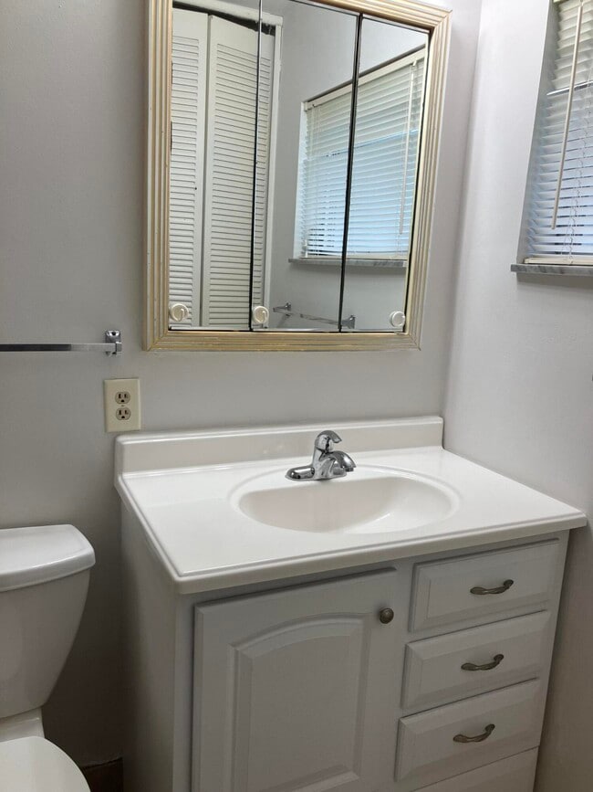 Building Photo - 2886 Fernley Dr E