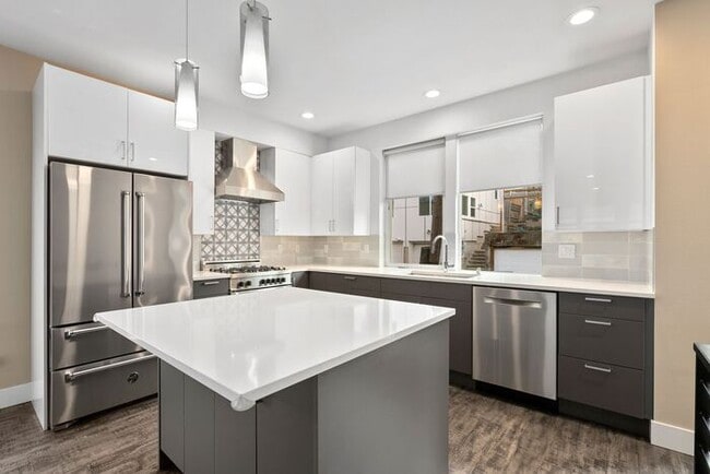 Building Photo - ULTRA-MODERN Townhome w/AC and Views in th...