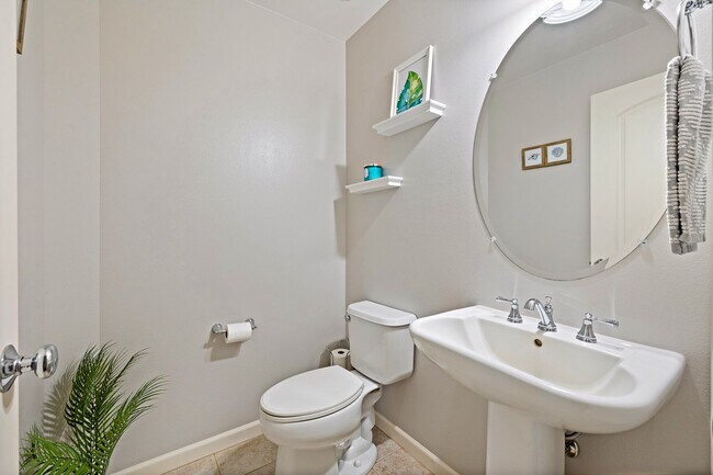 Building Photo - Unfurnished Townhome with Garage, 3 bedroo...