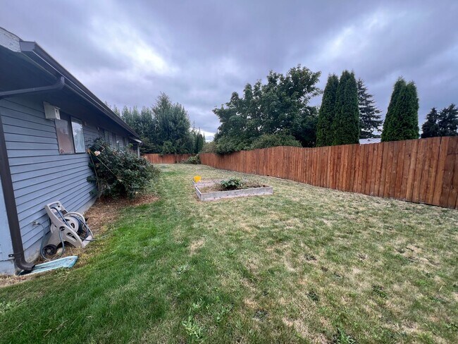 Building Photo - Tracyton 3 Bedroom w/ Tons of Parking & Huge Lot! Avail. 4/15