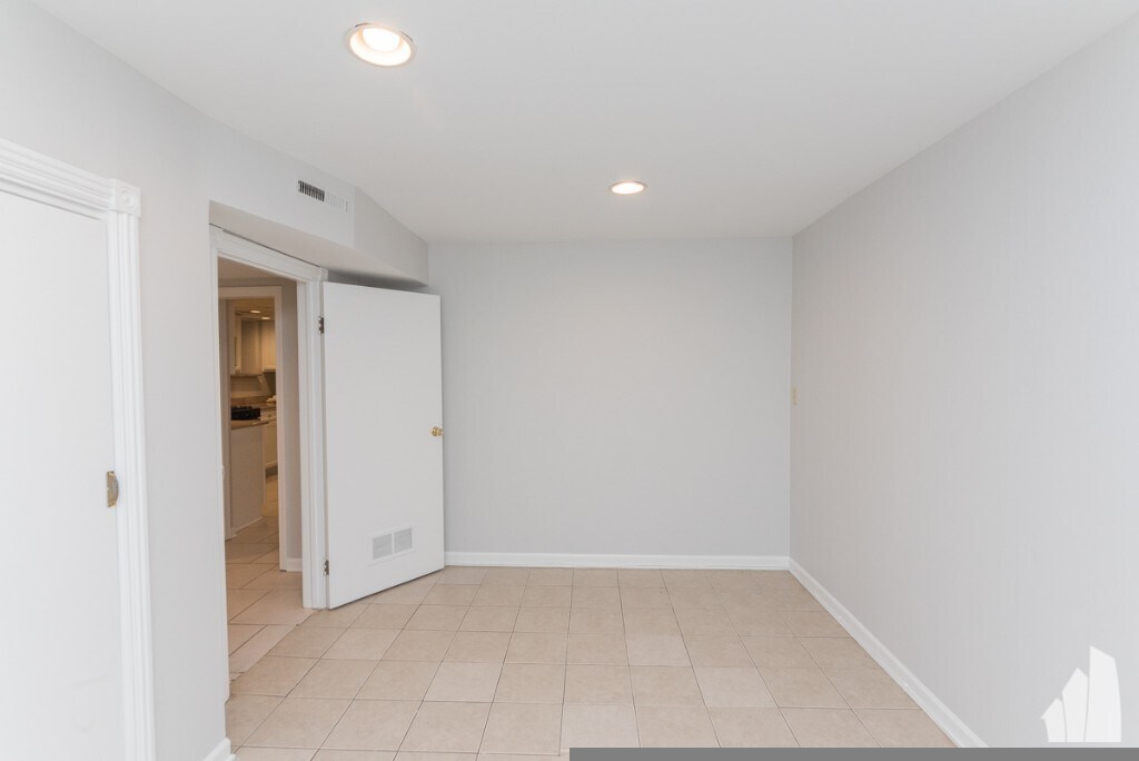 Building Photo - 1944 N Bissell St