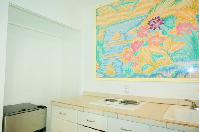 Building Photo - Cozy, Pet Friendly, Waikiki Studio