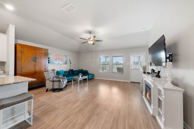 Building Photo - Stylish 3-Bed Home with Island Kitchen, Private Patio & Fenced Yard in Seguin