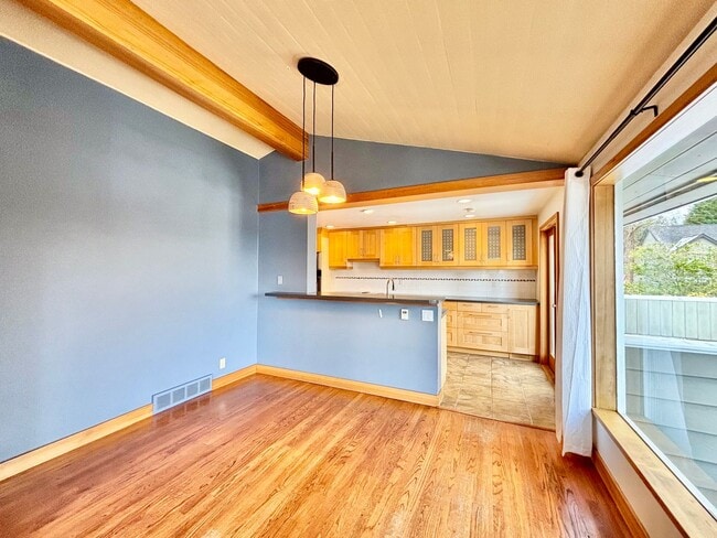 Building Photo - Stunning Mountain View Mid-Century Home in Prestigious Clyde Hill