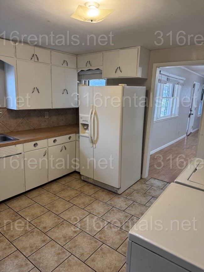 Building Photo - 3 Bedroom 1 bath house available now