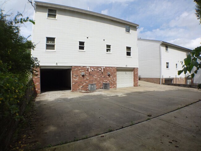 Building Photo - 120 Karen Way