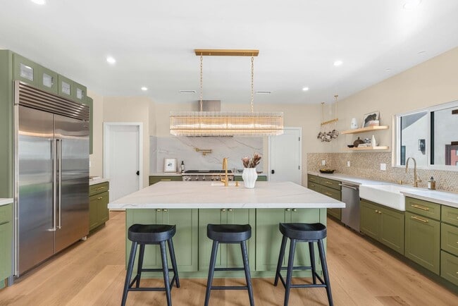 Building Photo - Eastside Gem - Fully Remodeled Modern Contemporary on Coveted Horseshoe Street