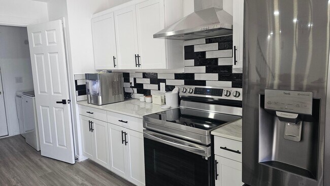 Building Photo - 3044 Kings Realm Ave