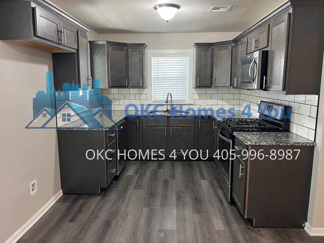 Building Photo - Updated 2 Bed Near I-44!