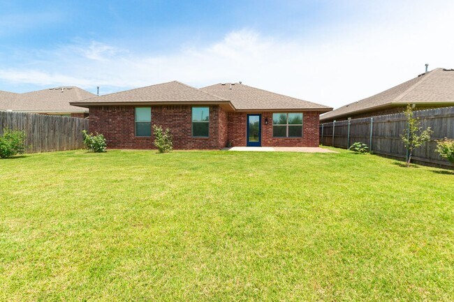 Building Photo - Lakeside Retreat - Newly Remodeled 3-Bedro...