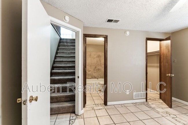 Building Photo - 10109 E 67th St