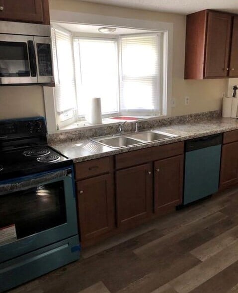 Renovated kitchen with full size appliances - 1005 Castle St