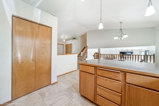 Building Photo - For Rent: Beautiful 3 Bed, 3 Bath Home in Desirable Eagle Ridge