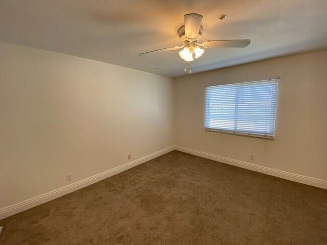 Building Photo - Quiet IB Townhome for Rent!