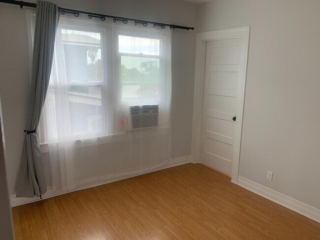 Building Photo - 1034 Hyperion Ave