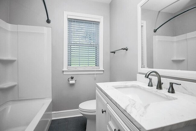 Building Photo - Charming 3BD/2BA Duplex in Dilworth!