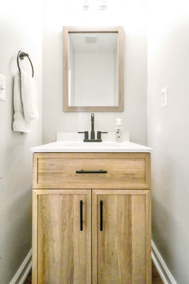 Building Photo - 1000 Pershing Ct