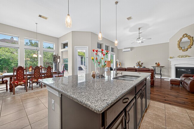 Building Photo - 15802 Pine Cone Ln