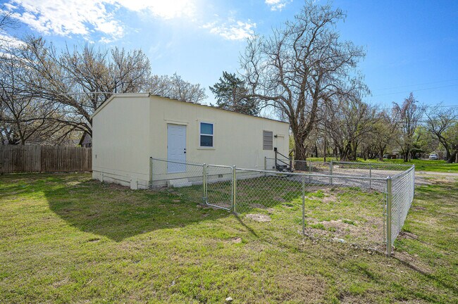 Building Photo - 709 SE 10th St