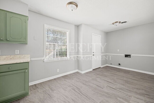 Building Photo - Renovated Gem! This 4-bed, 1.5-bath home!!...