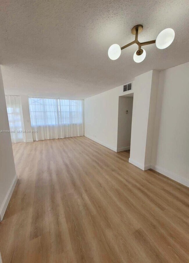 Building Photo - 2025 NE 164th St