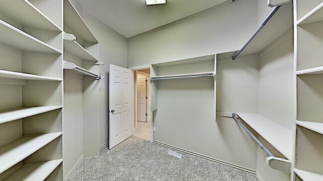 Building Photo - 6808 Sandlewood Dr