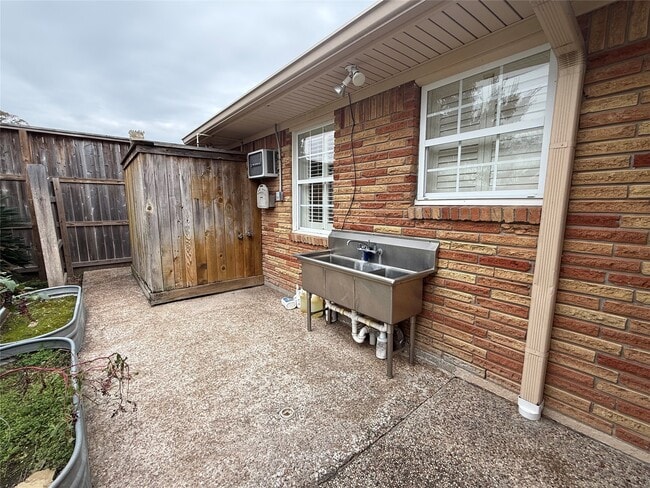 Building Photo - 822 Hidden Valley Dr