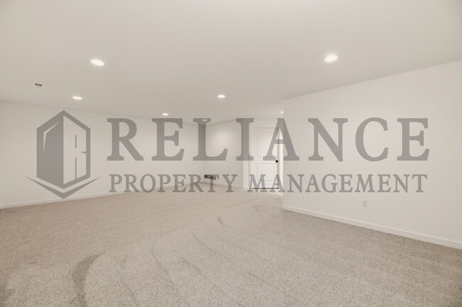 Building Photo - 5249 N Pinecrest Ct