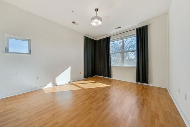 Building Photo - Downtown Durham 1bd/1ba Top Floor Corner Unit Condo!