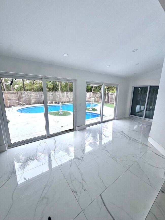 Building Photo - 14618 Temple Blvd