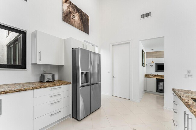 Building Photo - 2601 Sheltingham Dr