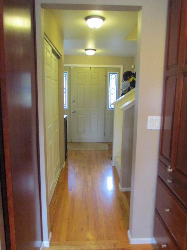 Building Photo - 3 Bedroom, 2.5 bathroom split level home in University Place