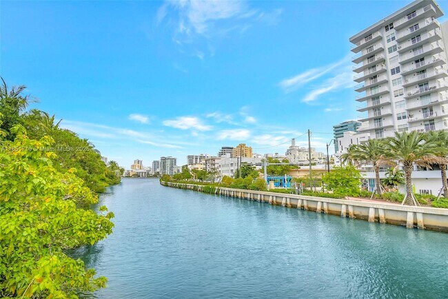 Building Photo - 2924 Collins Ave