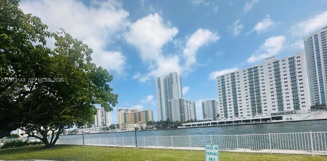 Building Photo - 800 Parkview Dr