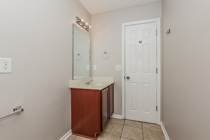 Building Photo - 429 Creek Oak Dr