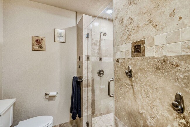 Building Photo - Furnished LVCC Beauty