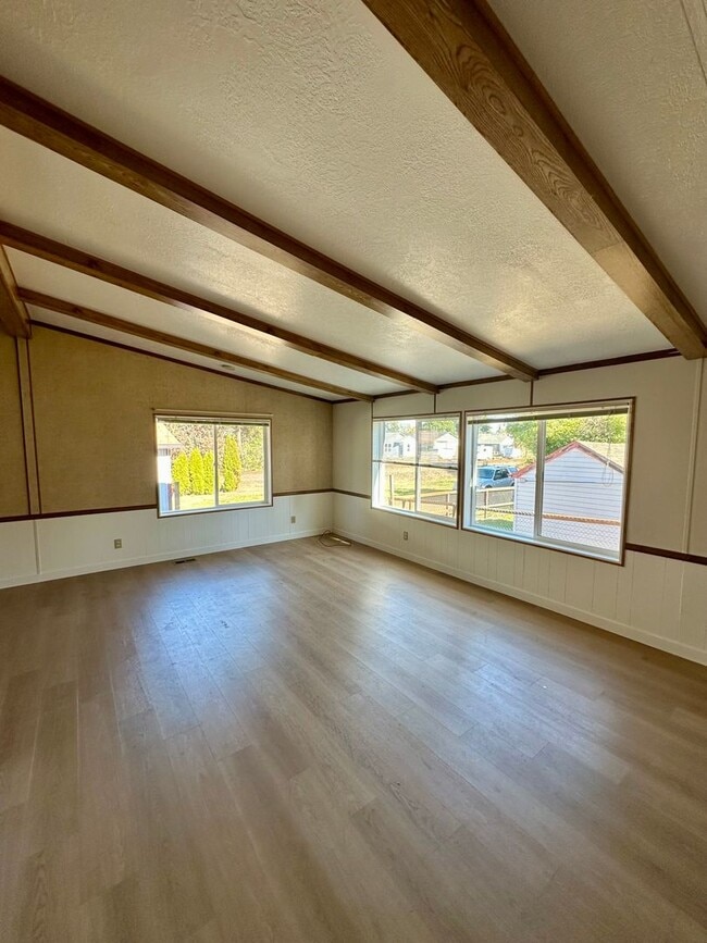 Building Photo - Two Bedroom House