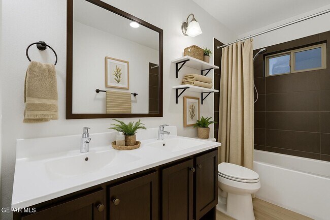 Building Photo - 4016 Camelot Heights Dr
