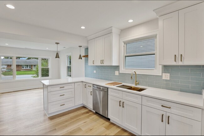 Building Photo - 9705 Oak Park Ave