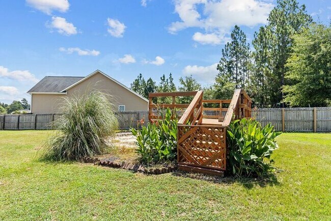 Building Photo - Well-Maintained 3 Bedroom, 2 Bath Home
